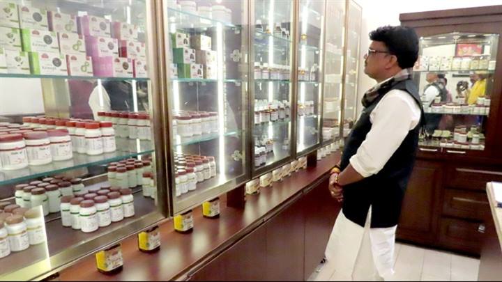 वन मंत्री श्री चौहान ने मध्य प्रदेश भवन स्थित विंध्य हर्बल्स और मृगनयनी कियोस्क का किया अवलोकन